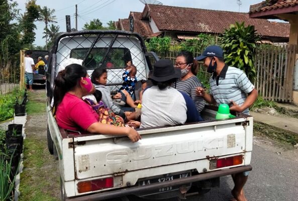 Gelombang pengungsi dari kelompok rentan yakni anak-anak, balita, orangtua, orang sakit, orang hamil di Desa Gemer, Ngargomulyo, Dukun, Magelang, Jawa Tengah yang mulai mengungsi pada Jumat, 6 November 2020