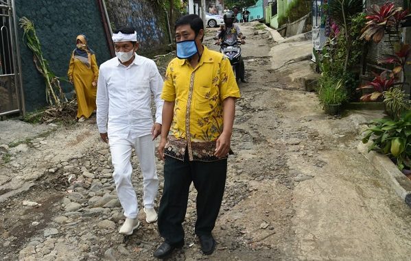 Anggota Fraksi II DPR RI, Dedi Mulyadi bersama Pak Eko Purtjahjanto, guru yang memviralkan jalan rusak di Desa Cijalingan, Kabupaten Sukabumi