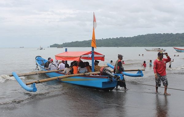 Pengunjung Pantai Teluk Penyu di wilayah Kelurahan Cilacap, Jawa Tengah