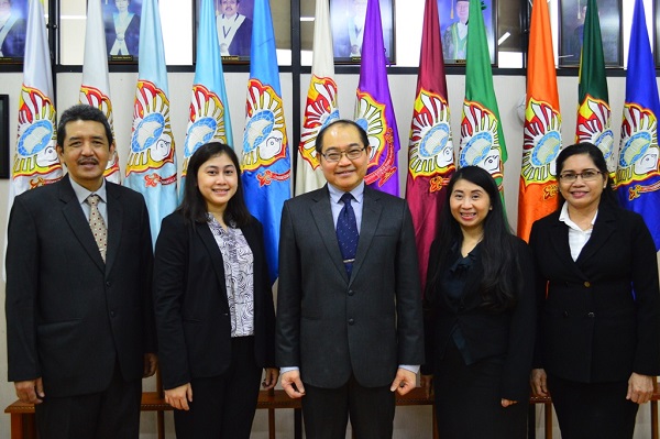 KI-KA: Ir. Adrianus Rulianto Utomo, MP., IPM (Wakil Rektor II), Aning Ayucitra, ST., M.Sc., Ph.D (Wakil Rektor I), Drs. Kuncoro Foe, G.Dip.Sc., Ph.D., Apt. (Rektor) Dr. Lanny Hartanti, S.Si., M.Si (Wakil Rektor III) dan Dra. Ch. Endang Purwaningsih, M.Si (Wakil Rektor IV)