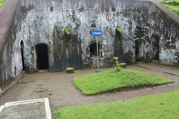 Ruang penjaran di Benteng Pendem yang terletak di bagian tenggara Kota Cilacap, ujung Timur Pantai Teluk Penyu di wilayah Kelurahan Cilacap, Jawa Tengah