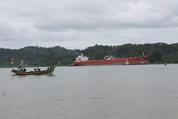 Tanker Pertamina di Pantai Teluk Penyu di wilayah Kelurahan Cilacap, Jawa Tengah