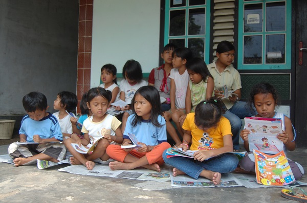 Kemeriahan Perayaan Hari Buku Sedunia di Rumah Baca Komunitas Merapi (RBKM) di Lereng Gunung Merapi secara offline sebelum masa-masa pandemi Covid-19