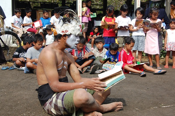 Kemeriahan Perayaan Hari Buku Sedunia di Rumah Baca Komunitas Merapi (RBKM) di Lereng Gunung Merapi secara offline sebelum masa-masa pandemi Covid-19