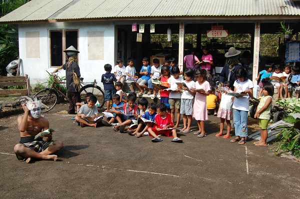 Kemeriahan Perayaan Hari Buku Sedunia di Rumah Baca Komunitas Merapi (RBKM) di Lereng Gunung Merapi secara offline sebelum masa-masa pandemi Covid-19