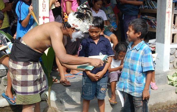 Kemeriahan Perayaan Hari Buku Sedunia di Rumah Baca Komunitas Merapi (RBKM) di Lereng Gunung Merapi secara offline sebelum masa-masa pandemi Covid-19