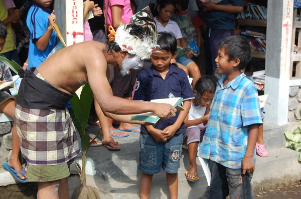 Kemeriahan Perayaan Hari Buku Sedunia di Rumah Baca Komunitas Merapi (RBKM) di Lereng Gunung Merapi secara offline sebelum masa-masa pandemi Covid-19