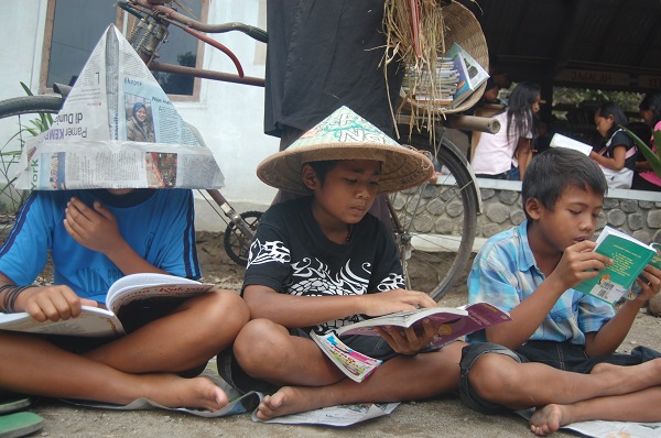 Kemeriahan Perayaan Hari Buku Sedunia di Rumah Baca Komunitas Merapi (RBKM) di Lereng Gunung Merapi secara offline sebelum masa-masa pandemi Covid-19