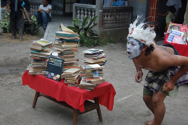 Kemeriahan Perayaan Hari Buku Sedunia di Rumah Baca Komunitas Merapi (RBKM) di Lereng Gunung Merapi secara offline sebelum masa-masa pandemi Covid-19