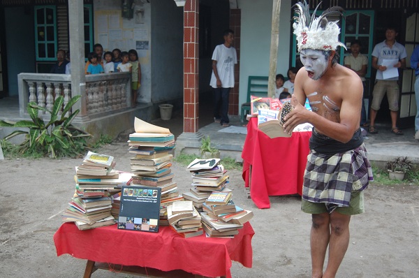 Kemeriahan Perayaan Hari Buku Sedunia di Rumah Baca Komunitas Merapi (RBKM) di Lereng Gunung Merapi secara offline sebelum masa-masa pandemi Covid-19