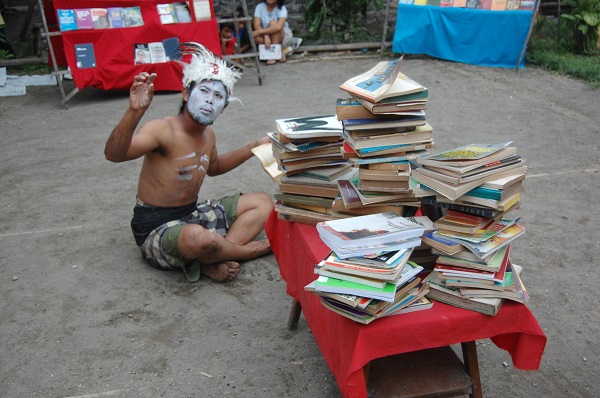 Kemeriahan Perayaan Hari Buku Sedunia di Rumah Baca Komunitas Merapi (RBKM) di Lereng Gunung Merapi secara offline sebelum masa-masa pandemi Covid-19