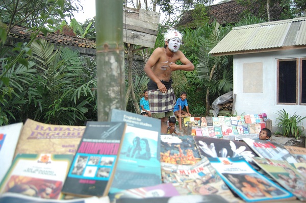 Kemeriahan Perayaan Hari Buku Sedunia di Rumah Baca Komunitas Merapi (RBKM) di Lereng Gunung Merapi secara offline sebelum masa-masa pandemi Covid-19