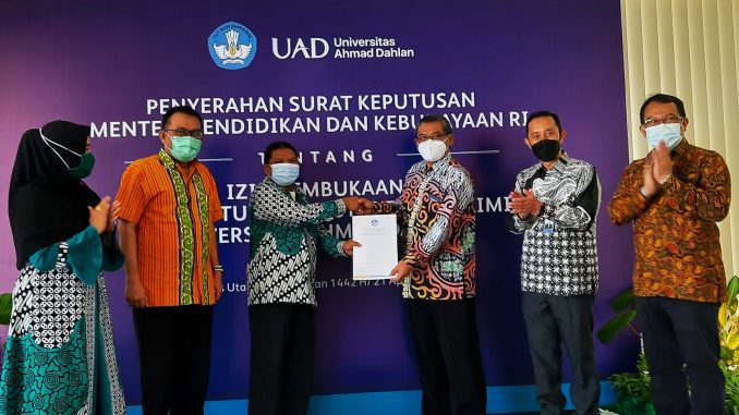 Kepala LLDikti Wilayah V Prof. Dr. Didi Achjari., S.E., M.Kom., Akt menyerahkan Surat Keputusan Menteri Pendidikan dan Kebudayaan Republik Indonesia (SK Mendikbud RI) tentang Izin Pembukaan Program Studi (Prodi) Teknik Kimia Program Magister Universitas Ahmad Dahlan (UAD) kepada Rektor UAD Dr. Muchlas, M.T., di kampus 4 UAD Jalan Ringroad Selatan, Kragilan, Tamanan, Banguntapan, Bantul, Yogyakarta, Rabu, 21 April 2021