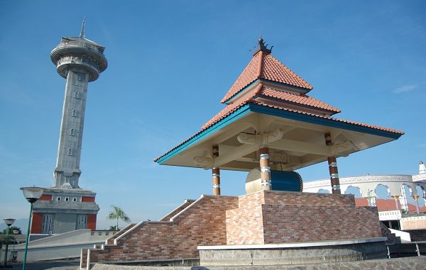 Masjid Agung Jawa Tengah mulai dibangun sejak tahun 2001 hingga selesai secara keseluruhan pada tahun 2006. Masjid ini kokoh berdiri di atas lahan 10 hektare di Semarang, Jawa Tengah