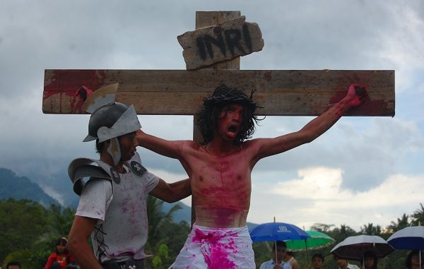 Prosesi drama penyaliban Yesus Kristus saat Jumat Agung di lereng Gunung Merapi, Dusun Ponggol, Sleman, Yogyakarta pada 2010 silam