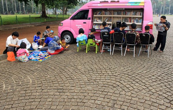 Warga membaca di perpustakaan keliling di kawasan Monas, Jakarta. (KalderaNews.com/y.prayogo)
