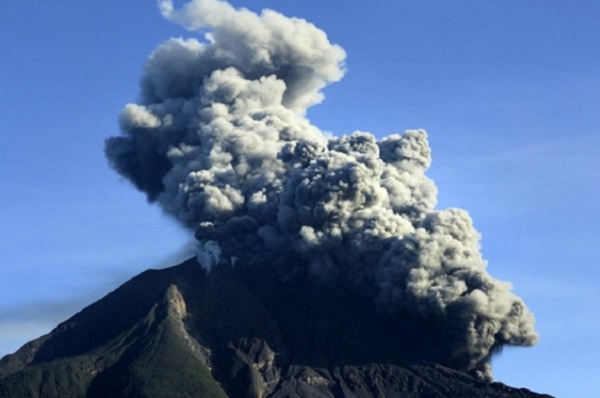 Gunung meletus adalah peristiwa keluarnya endapan magma dari perut bumi yang didorong oleh gas