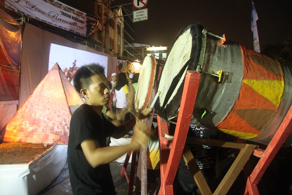 Tradisi parade beduk di Jalan Tambak Jakarta pada malam kemenangan setelah satu bulan menunaikan ibadah puasa Ramadan biasa digelar untuk menyambut Idul Fitri. Masyarakat dari berbagai wilayah biasanya sengaja datang ke tempat ini untuk menikmati lantunan jajaran beduk yang ditabuh silih berganti tanpa henti