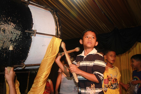 Tradisi parade beduk di Jalan Tambak Jakarta pada malam kemenangan setelah satu bulan menunaikan ibadah puasa Ramadan biasa digelar untuk menyambut Idul Fitri. Masyarakat dari berbagai wilayah biasanya sengaja datang ke tempat ini untuk menikmati lantunan jajaran beduk yang ditabuh silih berganti tanpa henti