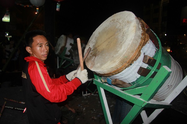 Tradisi parade beduk di Jalan Tambak Jakarta pada malam kemenangan setelah satu bulan menunaikan ibadah puasa Ramadan biasa digelar untuk menyambut Idul Fitri. Masyarakat dari berbagai wilayah biasanya sengaja datang ke tempat ini untuk menikmati lantunan jajaran beduk yang ditabuh silih berganti tanpa henti