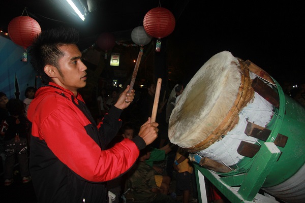 Tradisi parade beduk di Jalan Tambak Jakarta pada malam kemenangan setelah satu bulan menunaikan ibadah puasa Ramadan biasa digelar untuk menyambut Idul Fitri. Masyarakat dari berbagai wilayah biasanya sengaja datang ke tempat ini untuk menikmati lantunan jajaran beduk yang ditabuh silih berganti tanpa henti