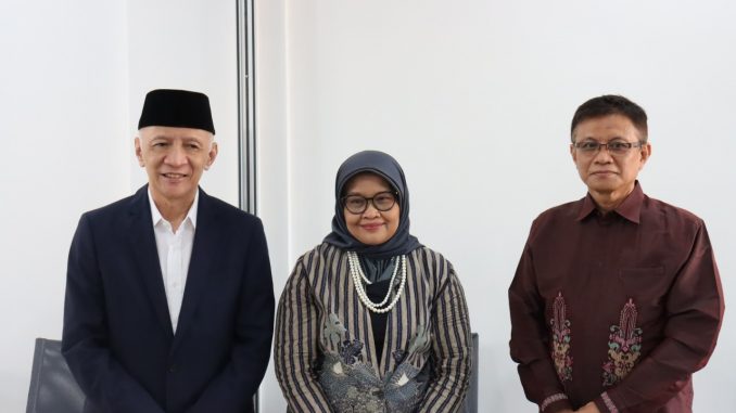 Hendro Martowardojo (Ketua Umum Yayasan Wakaf Paramadina) Dr. Dra. Prima Naomi, M.T. (Pejabat Rektor sebelumnya) Prof. Didik J. Rachbini, M.Sc., Ph.D. (Rektor Universitas Paramadina 2021-2025)