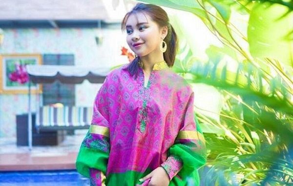 Zia mempertegas kecantikan perempuan Indonesia dengan balutan kain tradisional yang modern