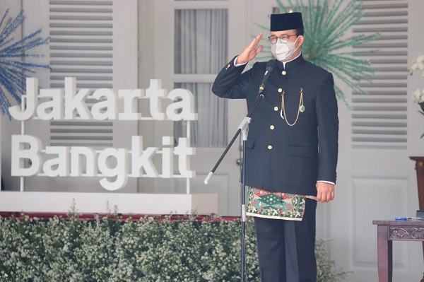 Gubernur Provinsi DKI Jakarta, Anies Baswedan saat upacara peringatan Hari Ulang Tahun ke-494 Kota Jakarta secara hybrid di Halaman Pendopo Balai Kota, pada Selasa, 22 Juni 2021