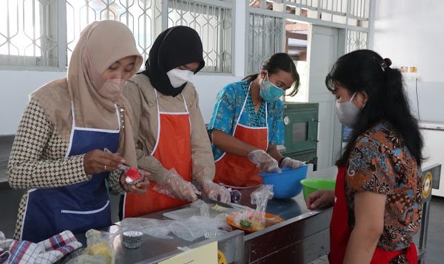 SMKN 4 Surakarta mengadakan pelatihan pengolahan kudapan sehat berbasis pangan lokal