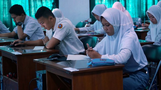 Ilustrasi; Siswa SMA saat mengikuti ujian Berbasis Komputer di salah satu sekolah di Jawa Tengah. (KalderaNews.com/Ist.)