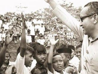 Ilustrasi: Presiden Soeharto bersama dengan anak-anak. (KalderaNews.com/Ist.)