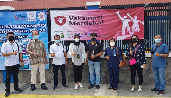 Vaksinasi di SMP Tarakanita 4 Rawamangun Jakarta digelar untuk masyarakat sekitar yang terlaksana berkat kerjasama Paroki Rawamangun dan Pengurus RW 07 Kelurahan Rawamangun dalam rangka menyongsong HUT RI ke-76 dan HUT Paroki Rawamangun ke-51 pada 1-17 Agustus 2021 