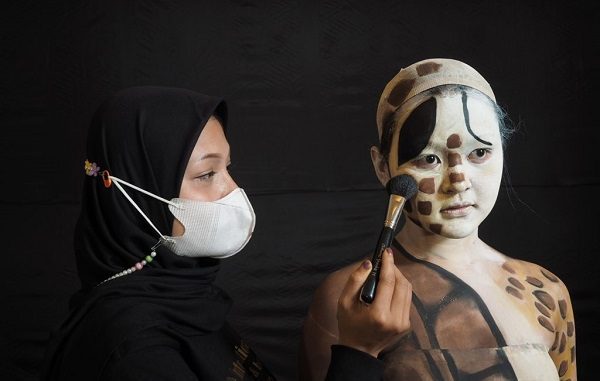 Siswa berkebutuhan khusus di ajang kompetisi tata rias internasional Cidesco Make Up and Body Art Competition 2021 pada Rabu, 8 September 2021