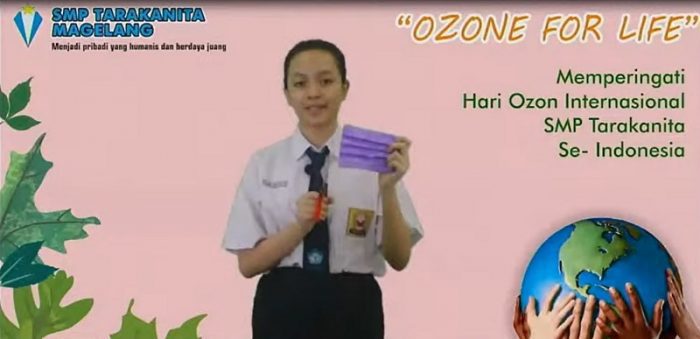 Siswa SMP Tarakanita Magelang, Clara Gantari Widyakusuma berbagi melakukan daur ulang sampah anorganik di perayaan Hari Ozon Internasional 2021 oleh Yayasan Tarakanita pada Kamis, 16 September