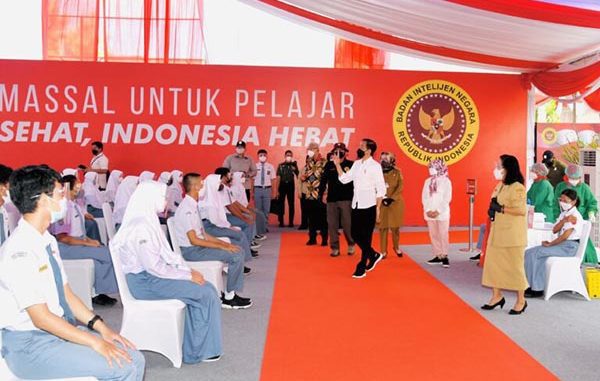 Presiden Jokowi meninjau vaksinasi pelajar di Sukoharjo, Jawa Tengah. (KalderaNews.co/BPMI Setpres/Rusman)