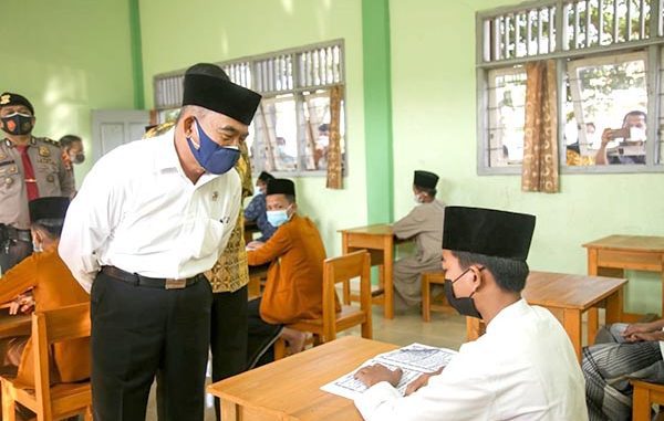 Menko PMK Muhadjir Effendy meninjau pelaksanaan pembelajaran tatap muka (PTM) (KalderaNews.com/Dok.Kemenko PMK/Rendy Febrianto)