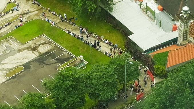 Karyawan di gedung pencakar langit di Jakarta menyelamatkan diri di tempat yang aman