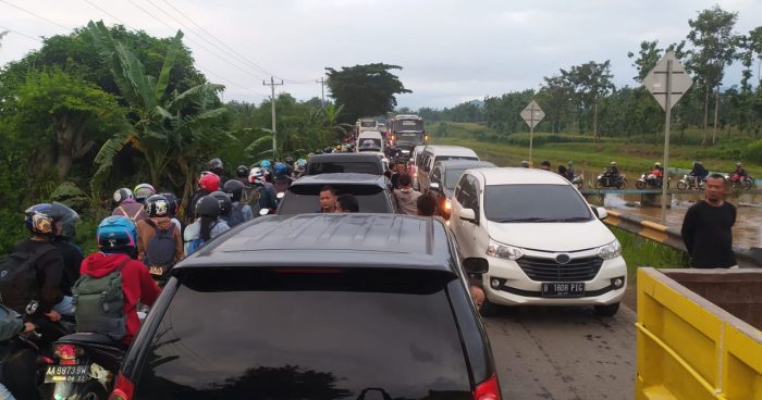 Para pemudik di titik kemacetan Brebes-Tegal Purwokerto pada musim mudik Lebaran, Sabtu, 30 April 2022