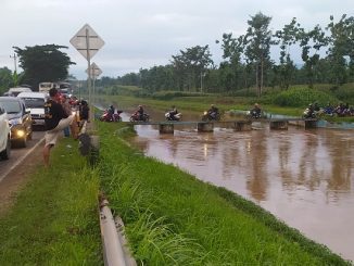 Para pemudik dengan roda dua menyusuri jalur tikus untuk memotong titik kemacetan di Brebes-Tegal Purwokerto pada musim mudik Lebaran, Sabtu, 30 April 2022