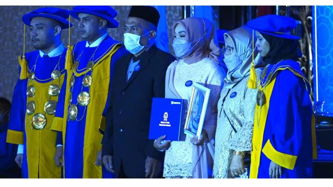 Penyerahan Ijazah Atiek Fauziah pada Keluarga diAcara Wisuda STT Bandung ke-XVII (Ist)