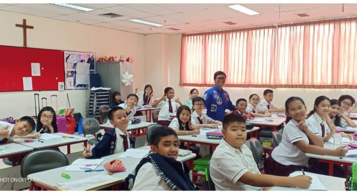 Vice Principal PENABUR Primary Kelapa Gading, Melva Herlina Manalu mengajar science di dalam kelas dengan baju astronot