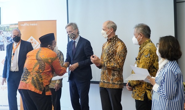 Awarding session dan pemberian sertifikat pada para penerima beasiswa S2 OKP-LPDP: StuNed Joint Scholarship Programme 2022 oleh Menteri Pendidikan, Kebudayaan dan Ilmu Pengetahuan Kerajaan Belanda Robbert Dijkgraaf di Museumplain, Netherlands Embassy pada Jumat, 22 Juli 2022