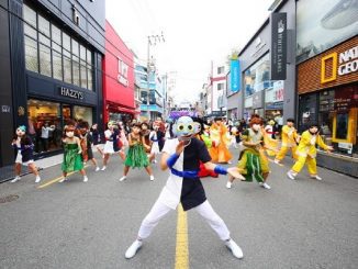 Festival Tari Topeng Andong berlangsung di Area Andong yang dianggap sebagai pusat kebudayaan tradisional Korea. Festival ini mengambil tema topeng serta tari topeng