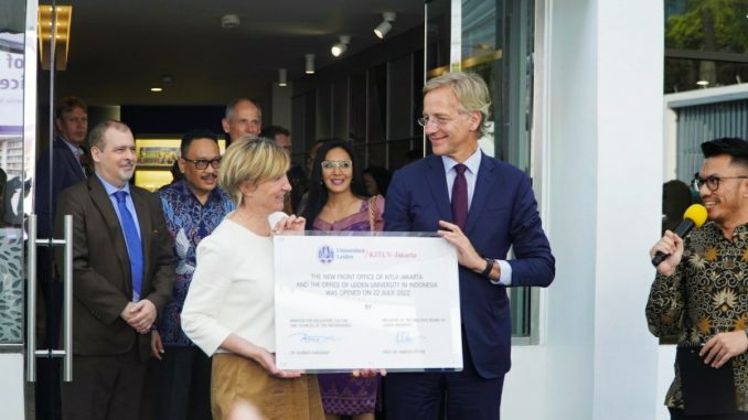 Menteri Kebudayaan, Pendidikan, dan Ilmu Pengetahuan Belanda, Dr. Robbert Dijkgraaf dengan didampingi oleh Presiden Universitas Leiden, Professor Annetje Ottow meresmikan Front Office KITLV-Jakarta dan Kantor Universitas Leiden di Indonesia, yang terletak dalam kompleks Kedutaan Besar Belanda di bilangan Jakarta Selatan pada Jumat, 22 Juli 2022.