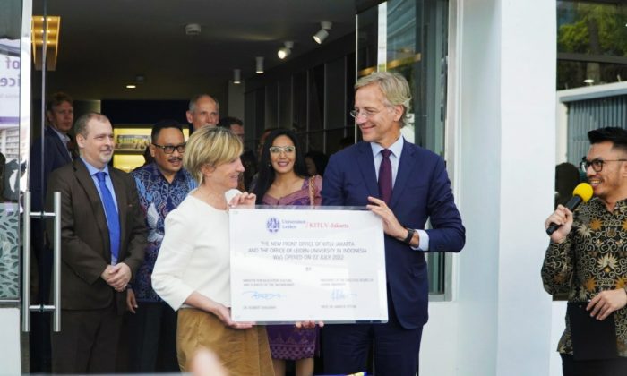 Menteri Kebudayaan, Pendidikan, dan Ilmu Pengetahuan Belanda, Dr. Robbert Dijkgraaf dengan didampingi oleh Presiden Universitas Leiden, Professor Annetje Ottow meresmikan Front Office KITLV-Jakarta dan Kantor Universitas Leiden di Indonesia, yang terletak dalam kompleks Kedutaan Besar Belanda di bilangan Jakarta Selatan pada Jumat, 22 Juli 2022.