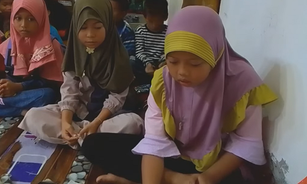 Siswa SDN 356 Luwu, Sulawesi Selatan yang Sedang Belajar di Teras Rumah Warga (KalderaNews/Ist)