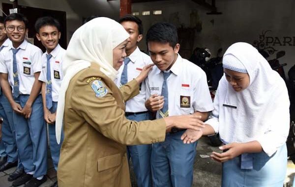 Ilustrasi: Gubernur Jawa Timur Khofifah Indar Parawansa menyalami peserta didik dalam sebuah acara. (Dok. Humas Pemprov Jatim)