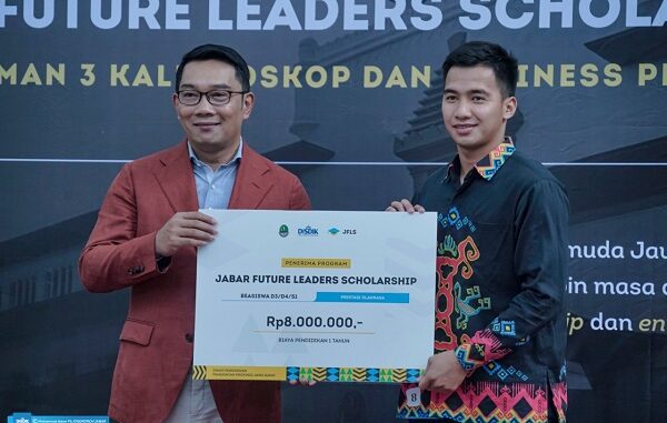 Gubernur Jawa Barat (Jabar), Ridwan Kamil bersama salah satu penerima Beasiswa Jabar Future Leaders (Jabar Future Leaders Scholarship/JFLS) tahun 2022 di Gedung Sate, Kota Bandung, Senin, 24 Oktober 2022