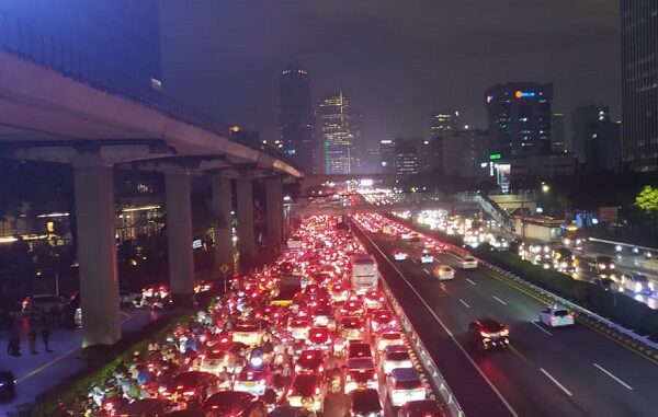 Kemacetan di Jakarta yang disebabkan oleh banjir dan genangan air pada Kamis, 6 Oktober 2022