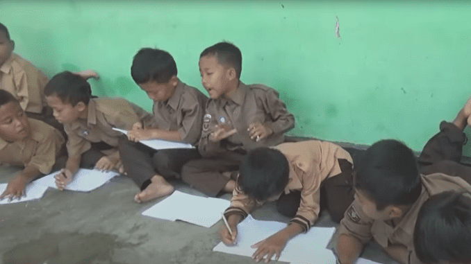 Potret Siswa SDN 3 Terbanggi Besar, Lampung Tengah saat proses belajar di depan teras kelas (KalderaNews/Ist)